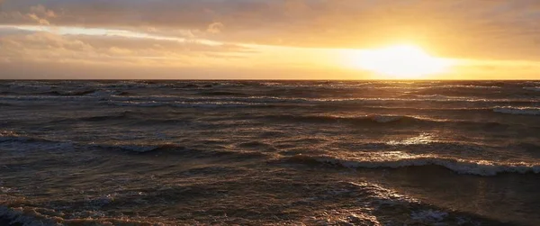 Fırtınadan Sonra Gün Batımında Baltık Denizi Dramatik Gökyüzü Parlayan Bulutlar — Stok fotoğraf