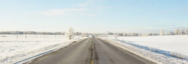 Pusta Autostrada Droga Asfaltowa Przez Pokryty Śniegiem Las Pola Obszar — Zdjęcie stockowe