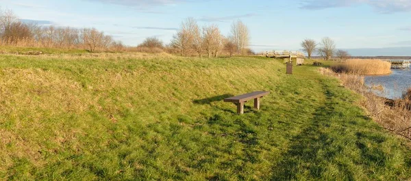 Nowoczesny Teren Rekreacyjny Park Leśny Jezioro Drewniane Ławki Stoły Kemping — Zdjęcie stockowe