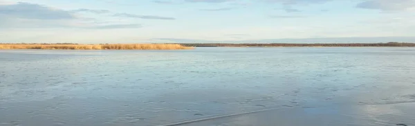 Panoramautsikt Över Den Blå Skogssjön Floden Vid Solnedgången Mjukt Solljus — Stockfoto