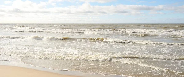嵐の後のバルト海 劇的な空 輝く雲 柔らかい日差し 水しぶき 絵のような風景 パノラマビュー — ストック写真