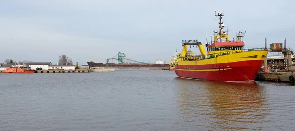 Vissersboot Trawler Voor Anker Goederenterminal Oostzee Ventspils Letland Vervoer Traditioneel — Stockfoto