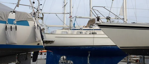 Sailboats Standing Land Yacht Club Service Repair Winterization Transportation Sport — Stockfoto