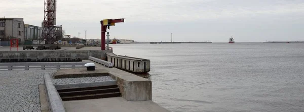 Duży Statek Opuszcza Terminal Towarowy Morza Bałtyckiego Ventspils Łotwa Transport — Zdjęcie stockowe