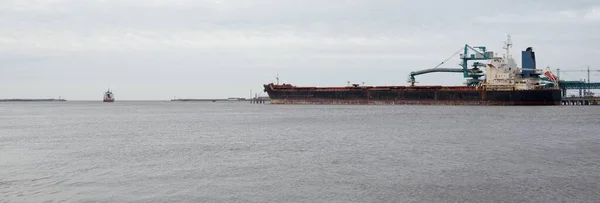 Grande Navio Ancorado Terminal Porto Carga Guindastes Fundo Ventspils Letónia — Fotografia de Stock