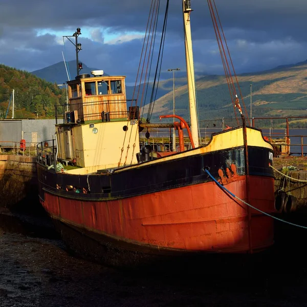 在Loch Fyne附近的海岸 森林和小山的景观 红色渔船的特写镜头 Inveraray Internal Hebrides Argyll Bute Scotland — 图库照片