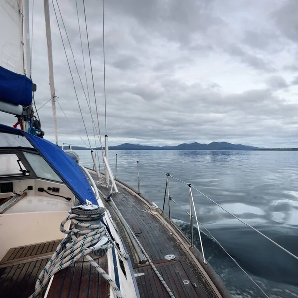 Wooden Sloop Rigged Yacht Sailing Cloudy Day View Deck Bow — стоковое фото