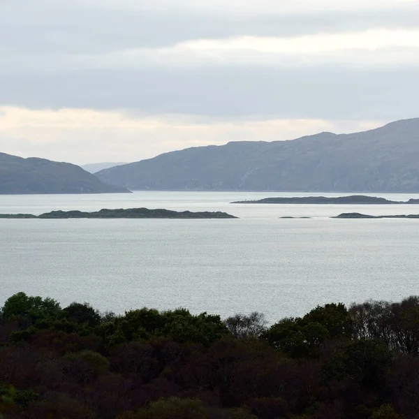 日の出にはジュラ島とモル島の空の景色 森や丘の上に純粋な朝の日差し Loch Craignish Crinan Canal スコットランド イギリス — ストック写真