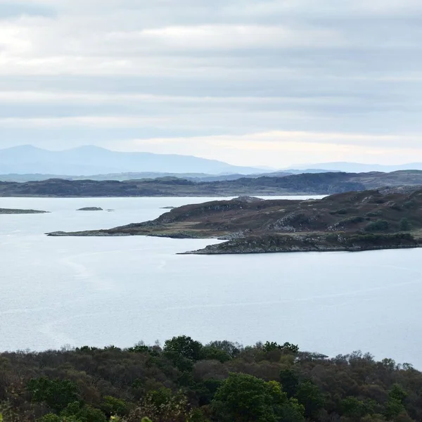 Gün doğumunda Jura ve Muharebe adalarının havadan görünüşü. Orman ve tepelerin üzerinde saf sabah güneşi. Craignish Gölü, Crinan Kanalı, İskoçya, İngiltere