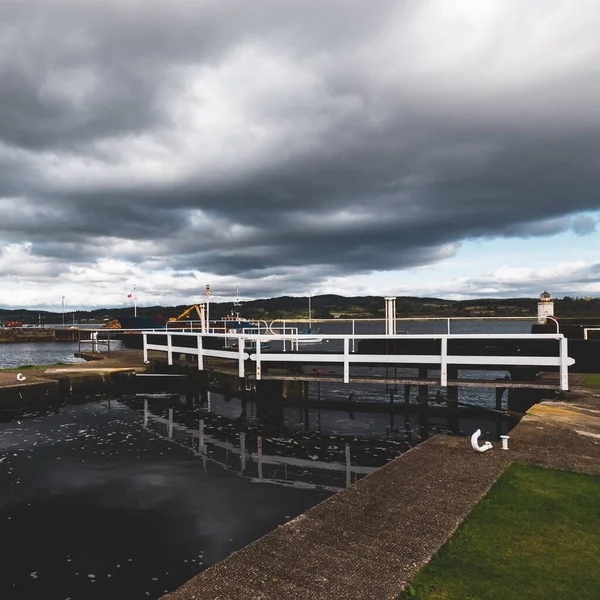 Ein Kleiner Hafen Und Eine Leere Promenade Zum Alten Leuchtturm — Stockfoto