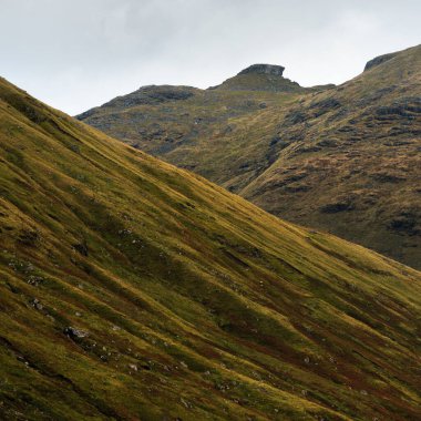 Bulutlu bir günde vadilerin, ormanların ve Lomond Gölü 'nün ve Trossachs Ulusal Parkı' nın manzarası. Inner Hebrides, İskoçya, İngiltere