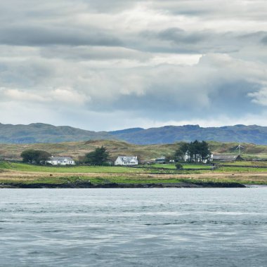 Bulutlu bir günde, iç Hebrides adalarındaki kayalıkların, dağların ve vadilerin panoramik manzarası. İskoçya, İngiltere