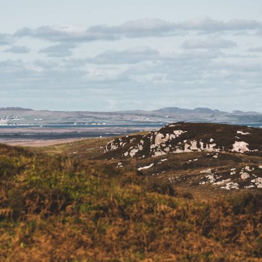 Islay Adası 'nın kayalık kıyıları ve vadilerin panoramik manzarası. Inner Hebrides, İskoçya, İngiltere. Idyllic manzara. Seyahat yerleri, ulusal dönüm noktası, eğlence, çevresel koruma
