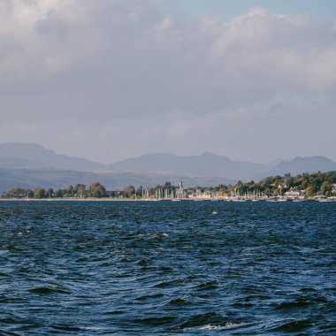 Clyde Nehri 'nin kayalık kıyısı, yelkenli tekneden panoramik manzara. Fırtınadan sonra dramatik bir gökyüzü. İskoçya, İngiltere. Seyahat yerleri, eko turizm, tatiller, saf doğa. Atmosferik manzara