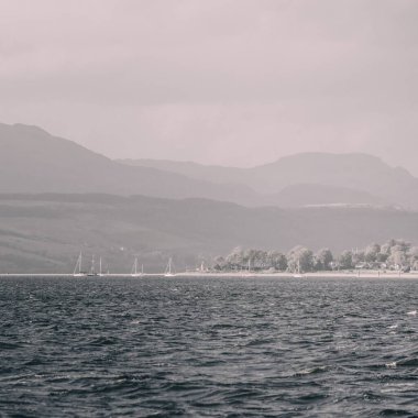 Clyde Nehri 'nin kayalık kıyısı, yelkenli tekneden panoramik manzara. Fırtınadan sonra dramatik bir gökyüzü. İskoçya, İngiltere. Seyahat yerleri, eko turizm, tatiller, saf doğa. Atmosferik manzara