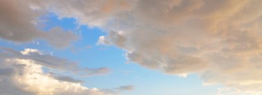 Süslü bulutlar. Dramatik bir gökyüzü. Destansı fırtına bulutları. Yumuşak güneş ışığı. Panoramik görüntü, doku, arkaplan, grafik kaynakları, tasarım, kopyalama alanı. Meteoroloji, cennet, umut, barış kavramı