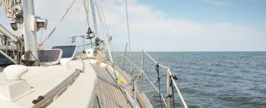 Herreshoff, açık denizde yelken açan eski klasik bir yat tasarladı. Tahta meşe güvertesi. Direğe ve yelkenlere bakın. Ketçap yelkenli. Kuzey Amerika tekne yapma gelenekleri. Gezi, tatil, yelkenli yarışı, spor