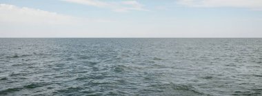 Fırtına sonrası dramatik bulutlar altında Baltık Denizi. Mavi gökyüzü. Sahilden panoramik hava manzarası. Deniz Burnu. Kasırga, fırtına, sert hava, meteoroloji, iklim değişikliği, doğal fenomen