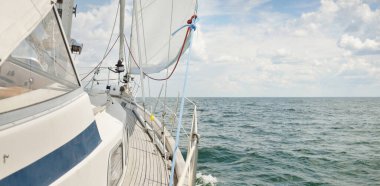 Herreshoff, açık denizde yelken açan eski klasik bir yat tasarladı. Tahta meşe güvertesi. Direğe ve yelkenlere bakın. Ketçap yelkenli. Kuzey Amerika tekne yapma gelenekleri. Gezi, tatil, yelkenli yarışı, spor