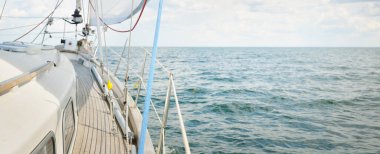 Herreshoff, açık denizde yelken açan eski klasik bir yat tasarladı. Tahta meşe güvertesi. Direğe ve yelkenlere bakın. Ketçap yelkenli. Kuzey Amerika tekne yapma gelenekleri. Gezi, tatil, yelkenli yarışı, spor