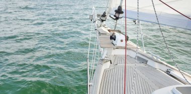 Herreshoff, açık denizde yelken açan eski klasik bir yat tasarladı. Tahta meşe güvertesi. Direğe ve yelkenlere bakın. Ketçap yelkenli. Kuzey Amerika tekne yapma gelenekleri. Gezi, tatil, yelkenli yarışı, spor