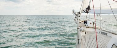 Herreshoff, açık denizde yelken açan eski klasik bir yat tasarladı. Tahta meşe güvertesi. Direğe ve yelkenlere bakın. Ketçap yelkenli. Kuzey Amerika tekne yapma gelenekleri. Gezi, tatil, yelkenli yarışı, spor