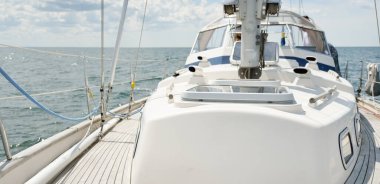 Herreshoff, açık denizde yelken açan eski klasik bir yat tasarladı. Tahta meşe güvertesi. Direğe ve yelkenlere bakın. Ketçap yelkenli. Kuzey Amerika tekne yapma gelenekleri. Gezi, tatil, yelkenli yarışı, spor