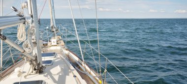 Herreshoff, açık denizde yelken açan eski klasik bir yat tasarladı. Tahta meşe güvertesi. Direğe ve yelkenlere bakın. Ketçap yelkenli. Kuzey Amerika tekne yapma gelenekleri. Gezi, tatil, yelkenli yarışı, spor