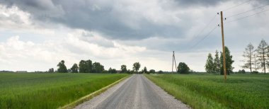 Bir yaz günü tarla ve orman boyunca (yeni asfalt yol) boş bir otoyoldur. Yağmurdan önce dramatik fırtına bulutları. Turizm, yol gezisi, özgürlük, tatiller, lojistik, uzak yerler kavramları