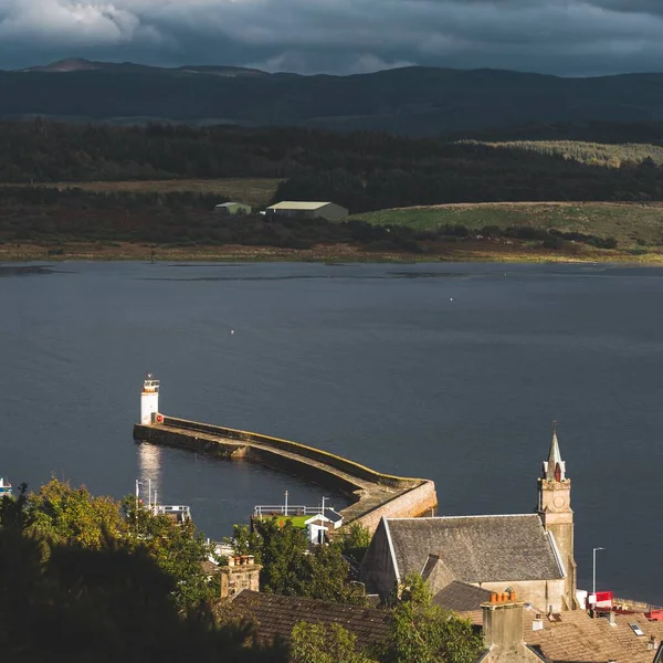 岩石海岸 林地和克里南运河的山丘 鸟瞰全景 Ardrishaig Argyll Bute Scotland 灯塔特写 戏剧化的天空旅行目的地 — 图库照片