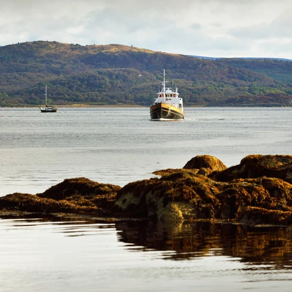 View Shores Tarbert Water Yacht Fishing Boat Close Forest Background — Foto de Stock