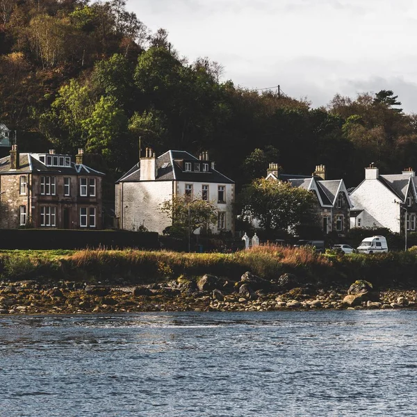 Traditionella Sten Och Tegelhus Den Klippiga Kusten Tarbert Skottland Storbritannien — Stockfoto