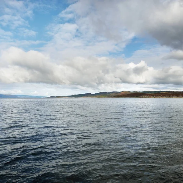 Panoramautsikt Över Steniga Flodstränderna Från Vattnet Träd Kullar Och Berg — Stockfoto