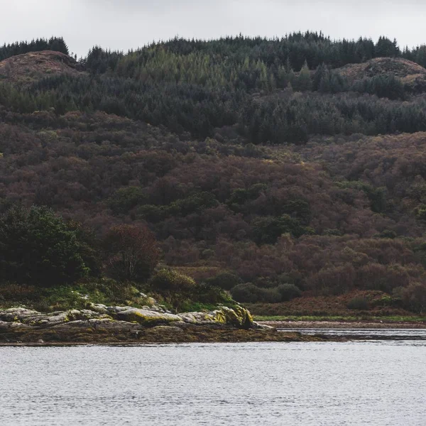Парусный Спорт Возле Скалистых Берегов Кайлс Бьют Облачный День Шотландия — стоковое фото