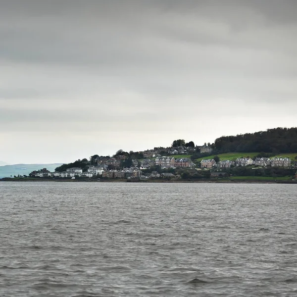 Panoramatický Výhled Skalnaté Břehy Kyles Bute Vody Hory Kopce Pozadí — Stock fotografie