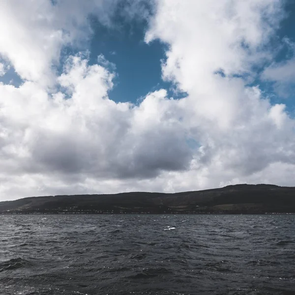 Klippiga Stranden Firth Clyde Floden Panoramautsikt Från Segelbåt Dramatisk Himmel — Stockfoto