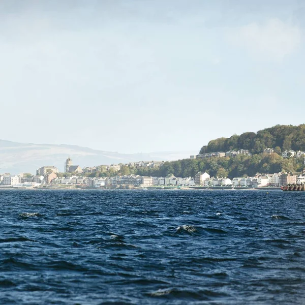 水から岩の川の海岸のパノラマビュー 背景にカントリーハウス 丘や山 曇った青空 Gare Loch Firth Clyde スコットランド イギリス — ストック写真