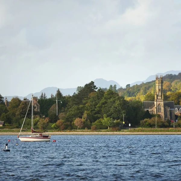 Sloop Rigged Yacht Anchored Mooring Rhu Marina Rocky Shores Hills — Stockfoto