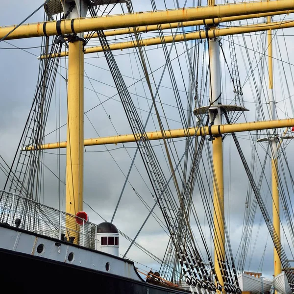 苏格兰格拉斯哥河畔博物馆 乌云密布 船舶的桅杆特写 — 图库照片