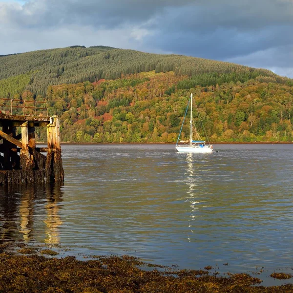 Una Vista Sulle Rive Boschi Colline Vicino Loch Fyne Sloop — Foto Stock