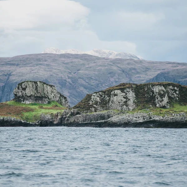 Yat manzaralı Jura adasının batı kıyısındaki kayalık kıyılara (uçurumlara) yelken açmak. Fırtınadan sonra dramatik bulutlar. Inner Hebrides, İskoçya, İngiltere. Atmosferik manzara