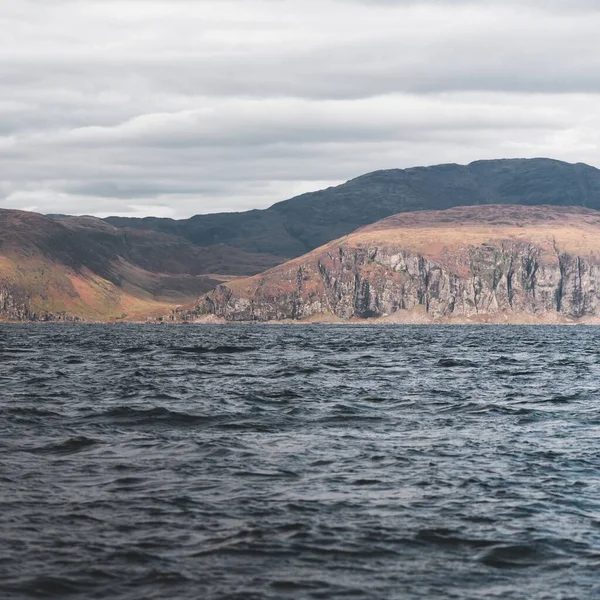 在朱拉岛西海岸的岩石海岸 附近航行 从游艇上俯瞰风景 风暴过后的戏剧性云彩 内赫布里底斯 苏格兰 大气景观 — 图库照片