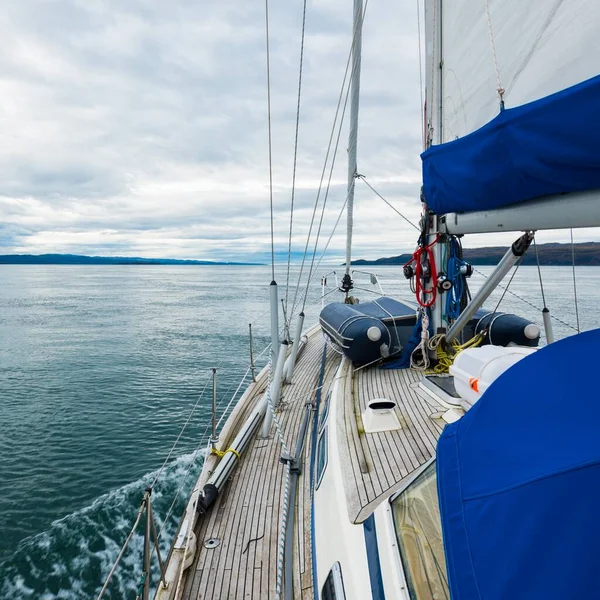 Schaluppe Getakelte Moderne Jacht Mit Hölzernem Teakdeck Segelt Der Nähe — Stockfoto