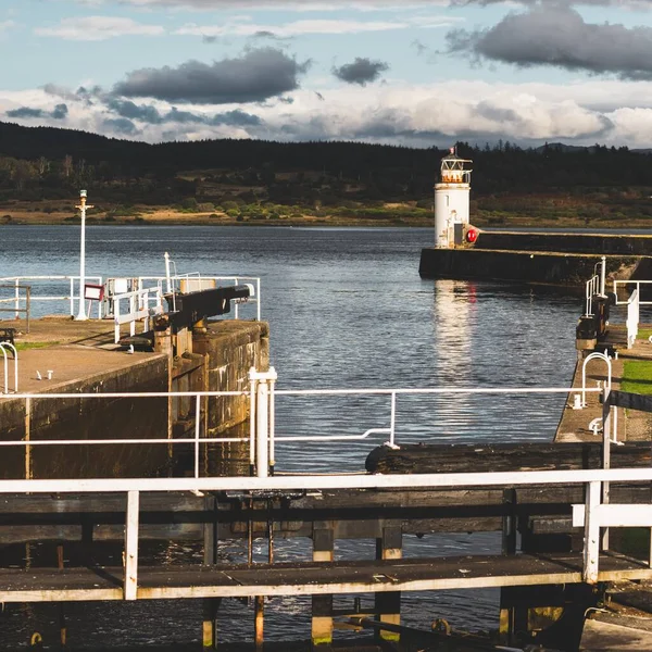 Yachter Brygga Och Tom Strandpromenad Till Den Gamla Fyren Närbild — Stockfoto