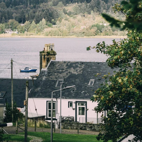 克里南运河岩石海岸 林地和山丘的全景空中景观 Ardrishaig Argyll Bute Scotland 乡间别墅和小船特写 旅游目的地 — 图库照片