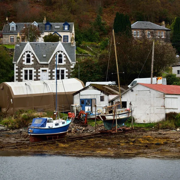 海からタルバートの海岸の景色 カントリーハウス ヨット 漁船が近くにあります スコットランド イギリス — ストック写真