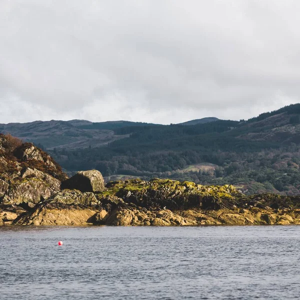 Vista Panorâmica Das Costas Rochosas Tarbert Sob Céu Dramático Escócia — Fotografia de Stock