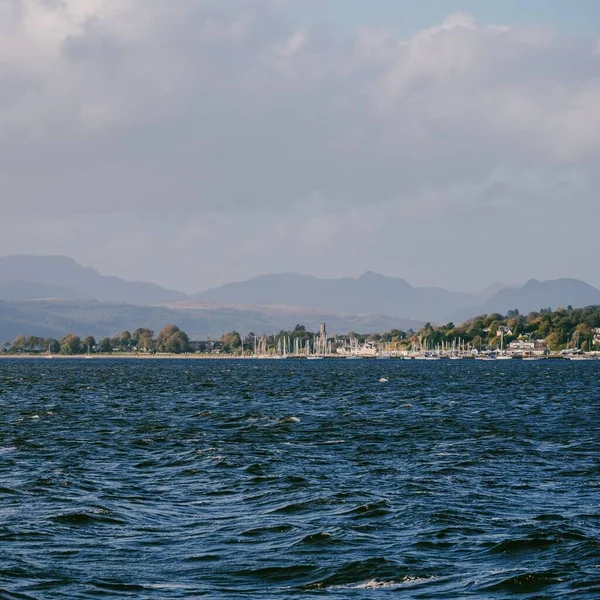Klippiga Stranden Firth Clyde Floden Panoramautsikt Från Segelbåt Dramatisk Himmel — Stockfoto
