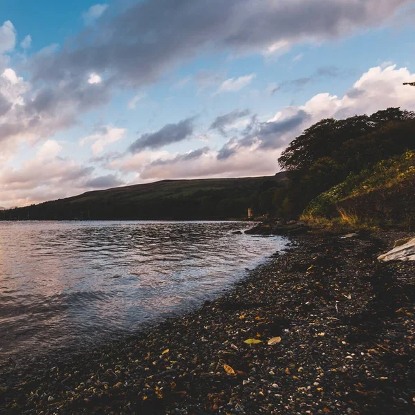 雨の後 嵐の夜の空の下でロッキー湖の海岸 劇的な日没の雲の風景 Gare Loch Scotland 旅行先 レジャー活動のコンセプト — ストック写真