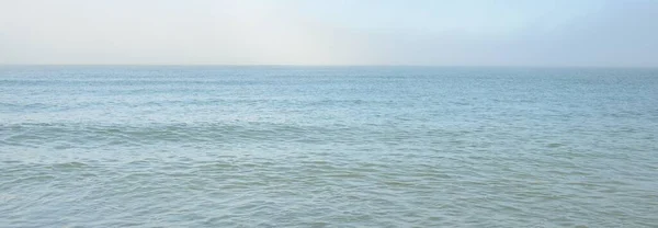 Oostzee Een Ochtendmist Bij Zonsopgang Wateroppervlaktextuur Zacht Zonlicht Gouden Uur — Stockfoto